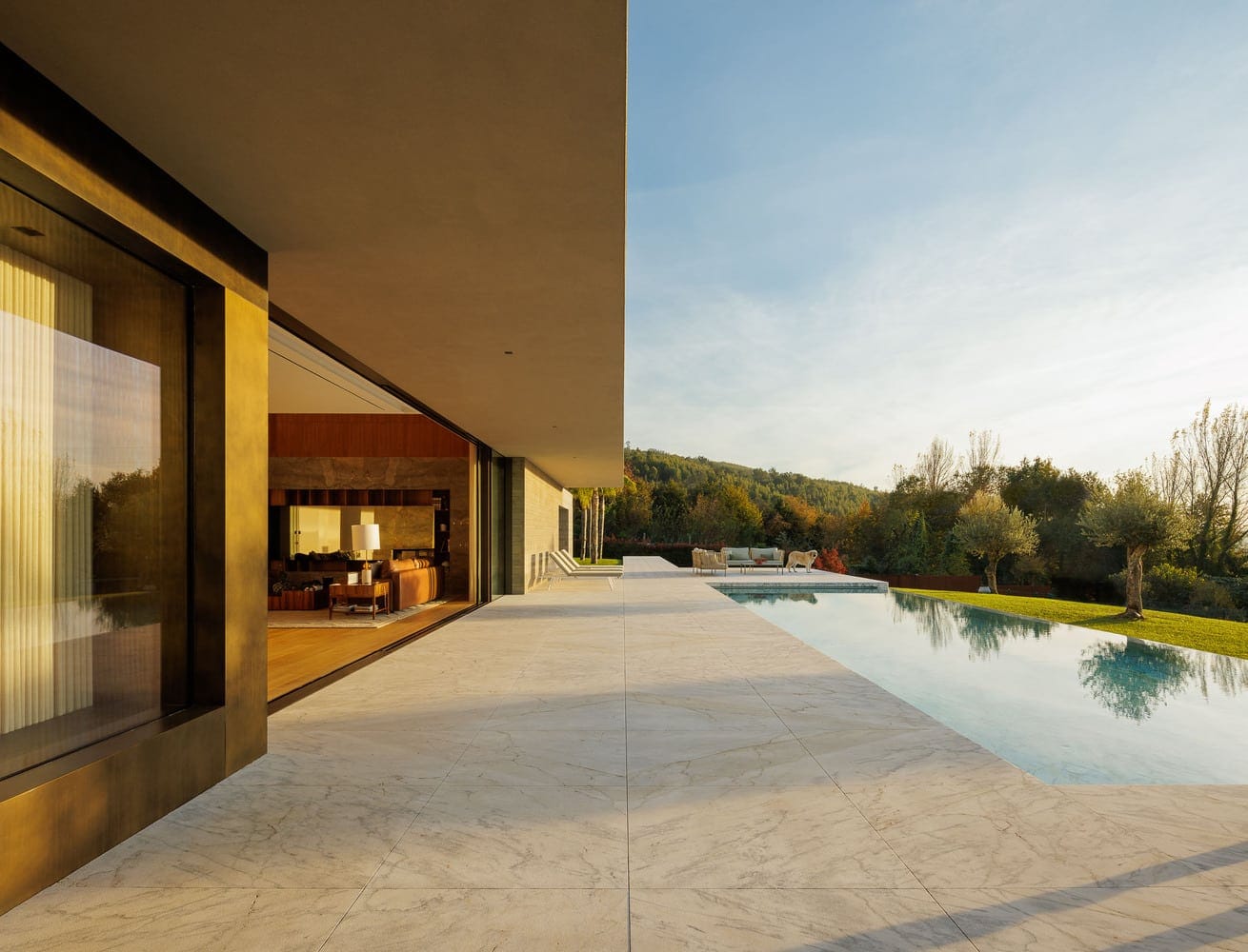 Casa em terreno 6x8 metros. Construa uma casa incrível com pouco espaço. Casa D em Braga com Arquitectura LDARQ e fotografias de Ivo Tava