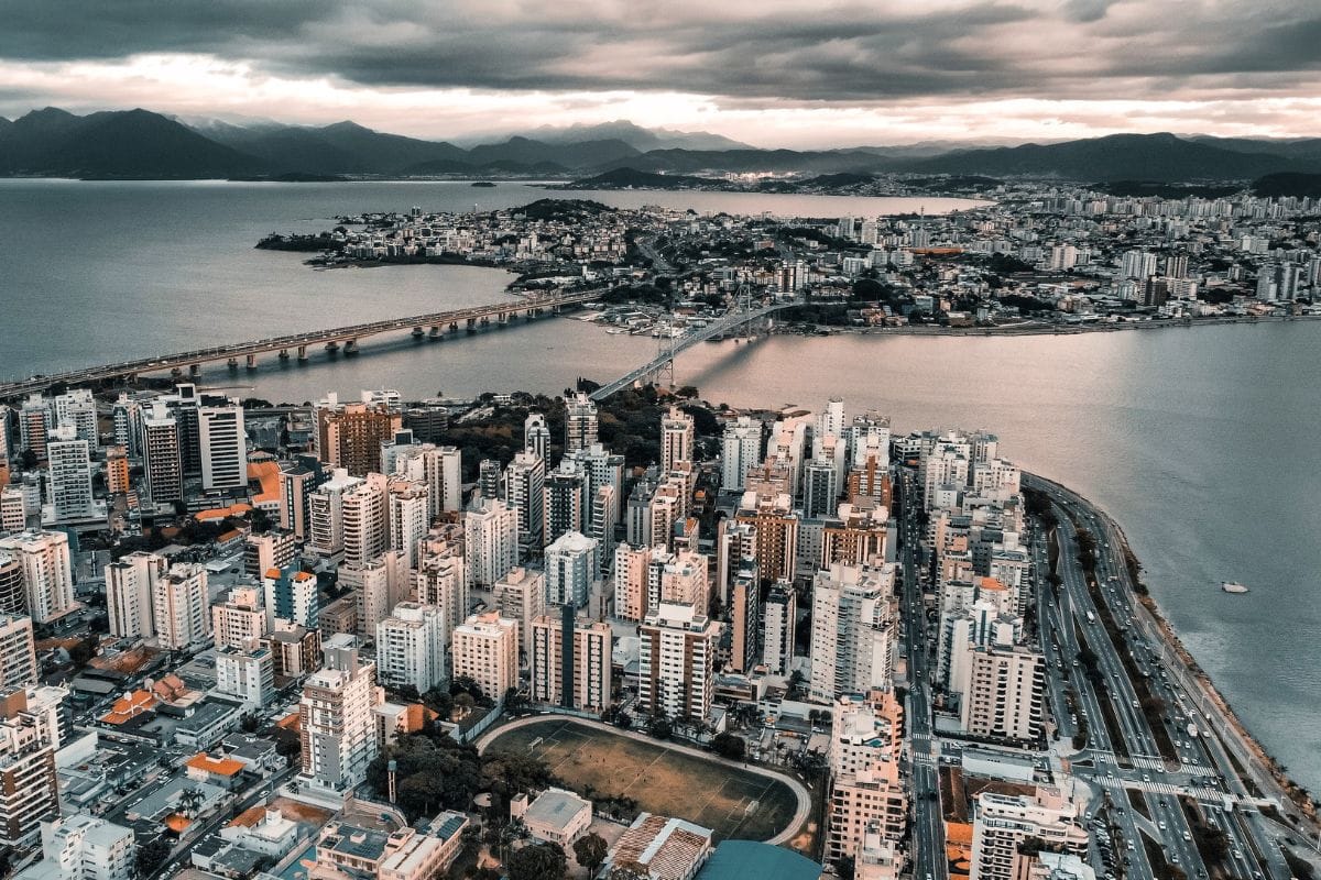 As 10 Cidades Brasileiras com Melhor Qualidade de Vida em 2023! cidade-florianopolis