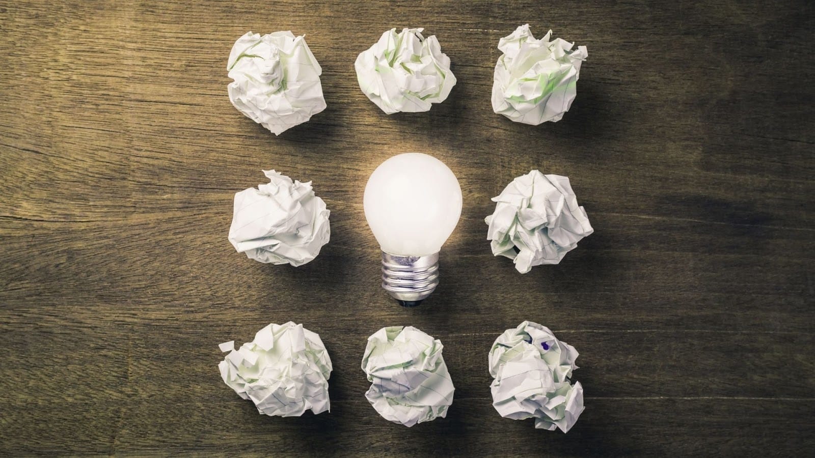 Imagem que fala sobre a interação digital com clientes, ideal para mostrar facilidades oferecidas pelo escritório.