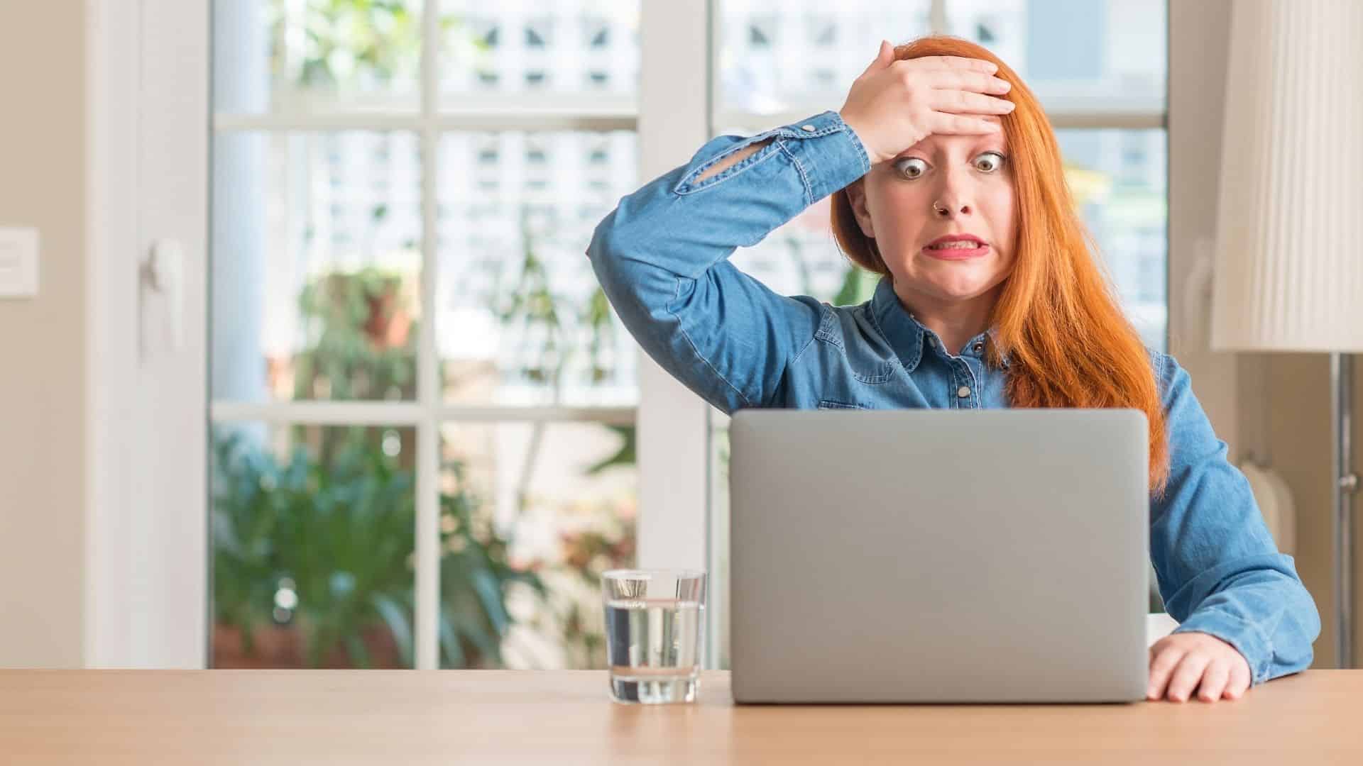 Imagem destacando os 4 principais erros cometidos por arquitetos e designers na atração de clientes potenciais.