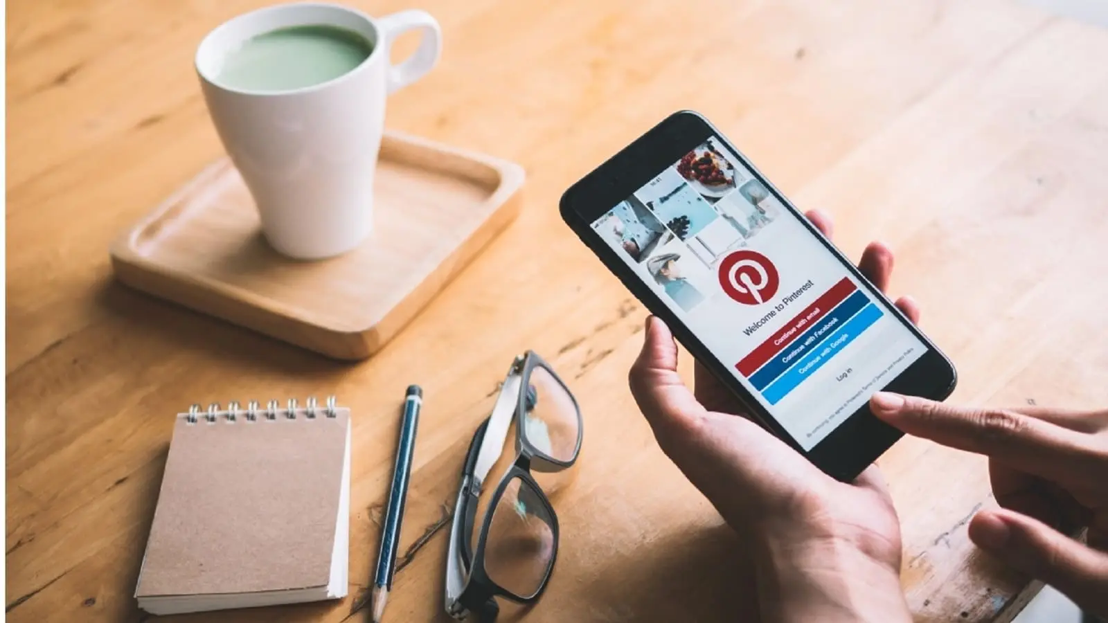 Tela do aplicativo Pinterest com pesquisa de ideias arquitetônicas.