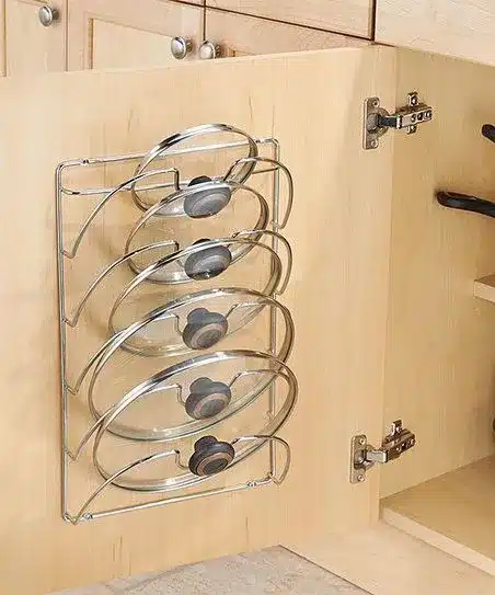 Imagem de uma cozinha Feng Shui organizada, com espaço de armazenamento.