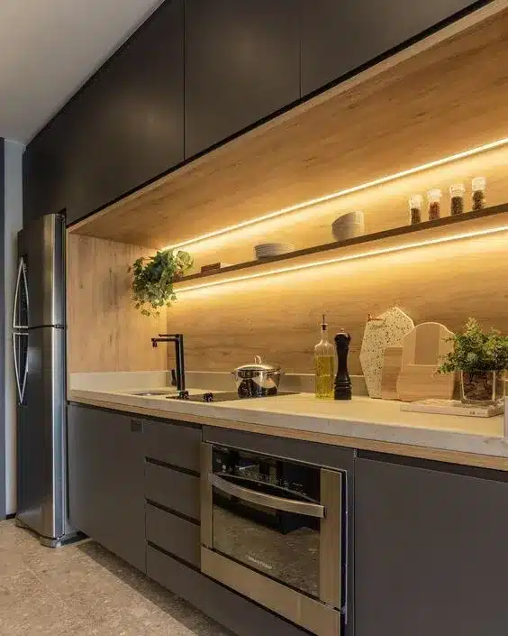 Imagem de uma cozinha com uso de madeira na marcenaria, refletindo o conceito Feng Shui.