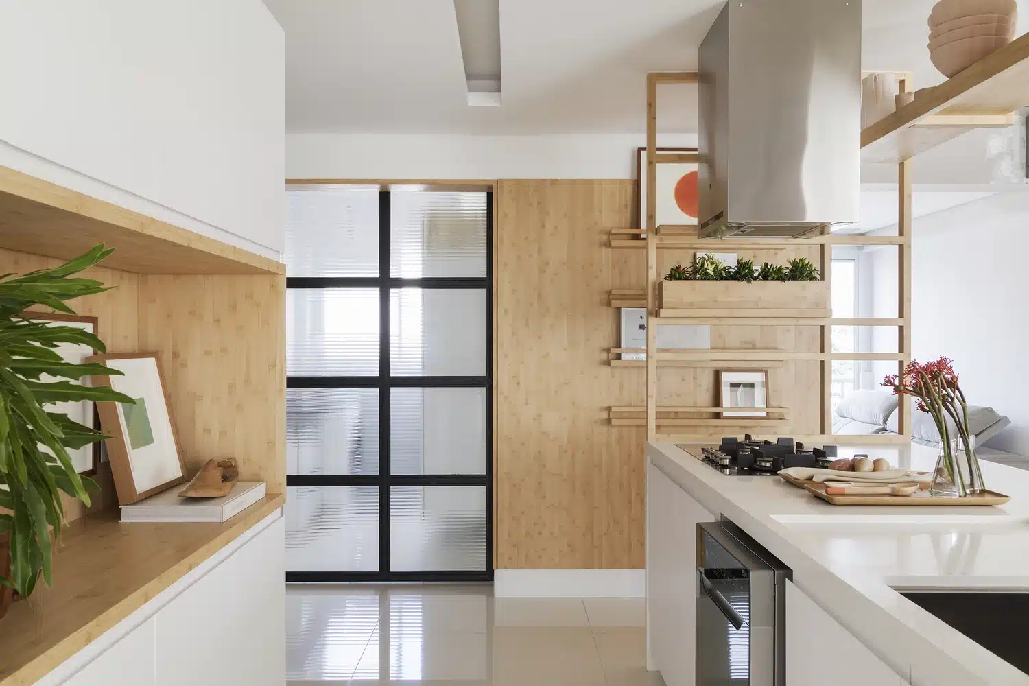 Imagem de um projeto de cozinha bem iluminada, seguindo as práticas de Feng Shui.