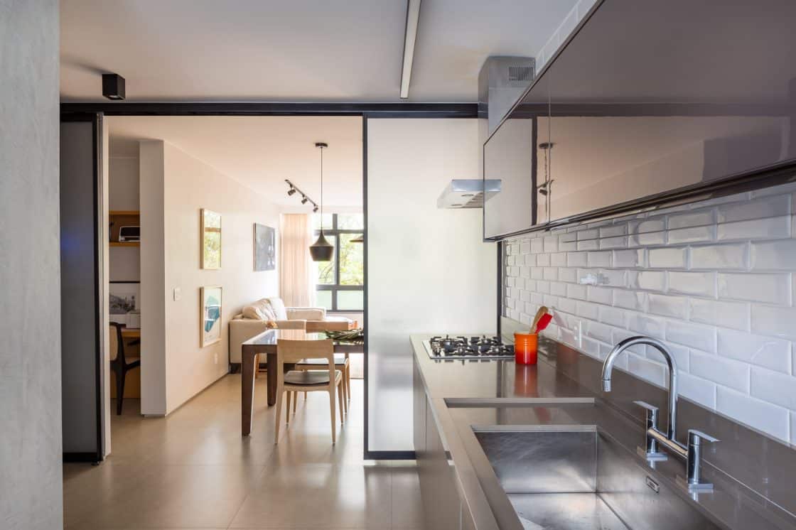 Tijolinho branco é opção certeira para rodabanca de cozinha (Projeto: Debaixo do Bloco Arquitetura)