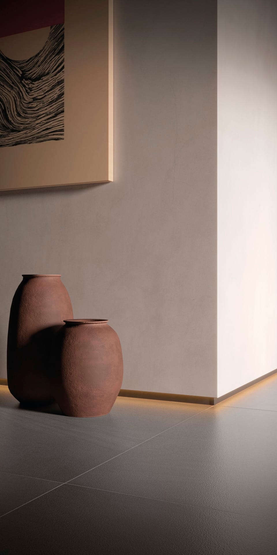 Área com paredes claras, rodapé invertido de alumínio, vasos marrons em diferentes tamanhos e um quadro na parede clara (Projeto: Portobello)