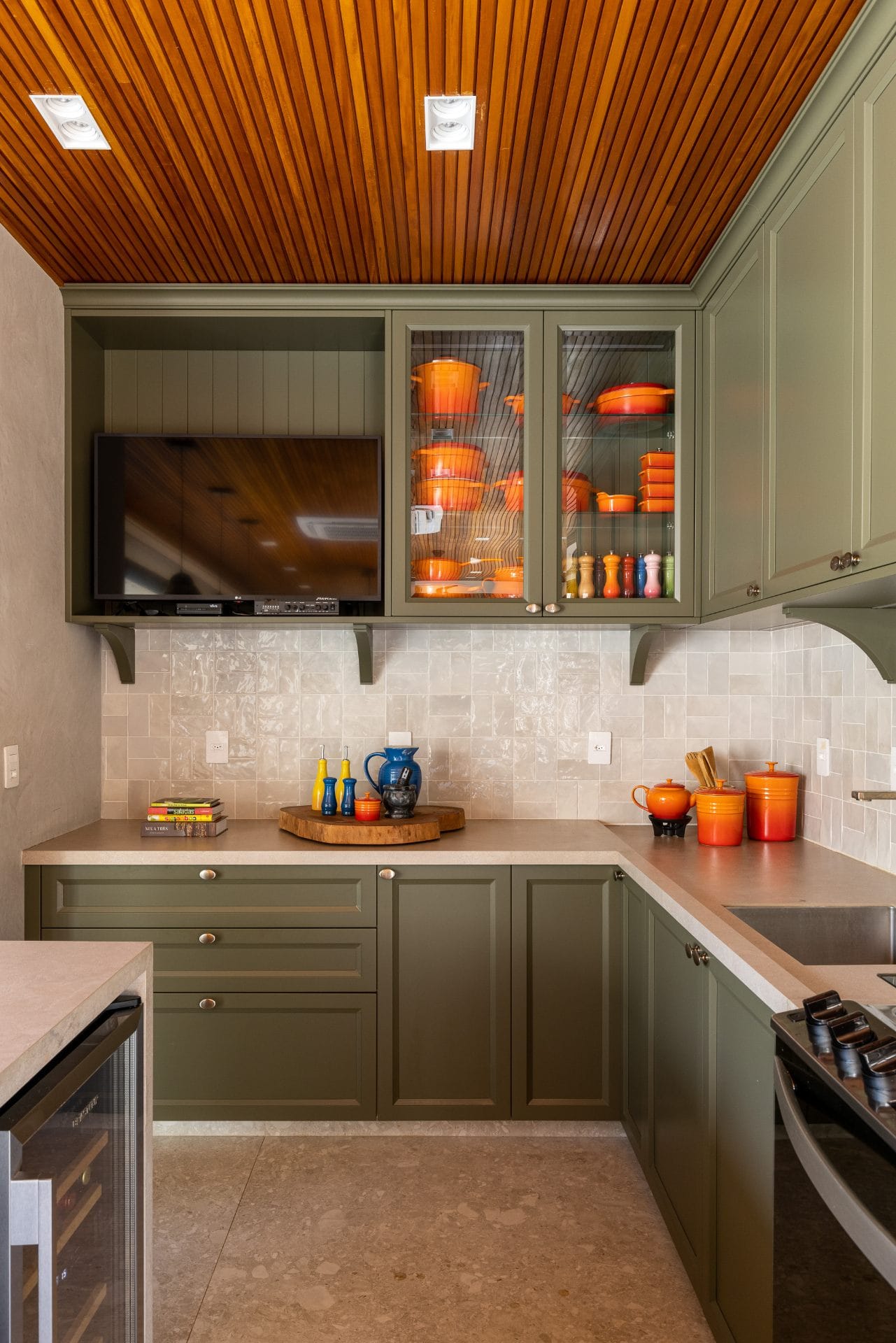 As bancadas em porcelanato são extremamente duráveis e resistentes, ideais para serem aplicadas em áreas externas e de grande circulação (Projeto: Paola Neubauer /Foto: Manuel Sá)