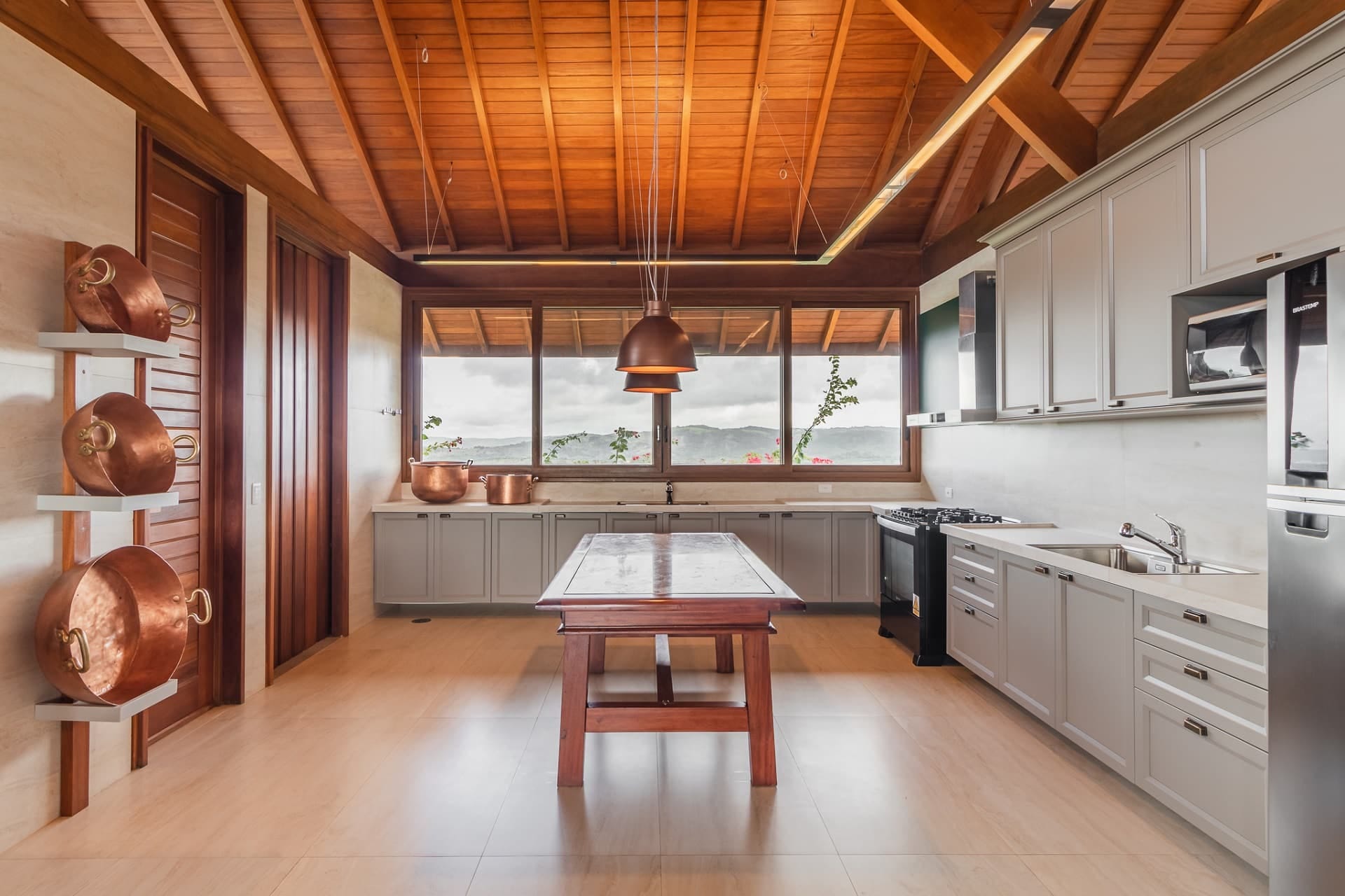 Casa de fazenda pode incorporar elementos modernos para se tornar mais prática (Projeto: Pedro Motta / Foto: Walter Dias)