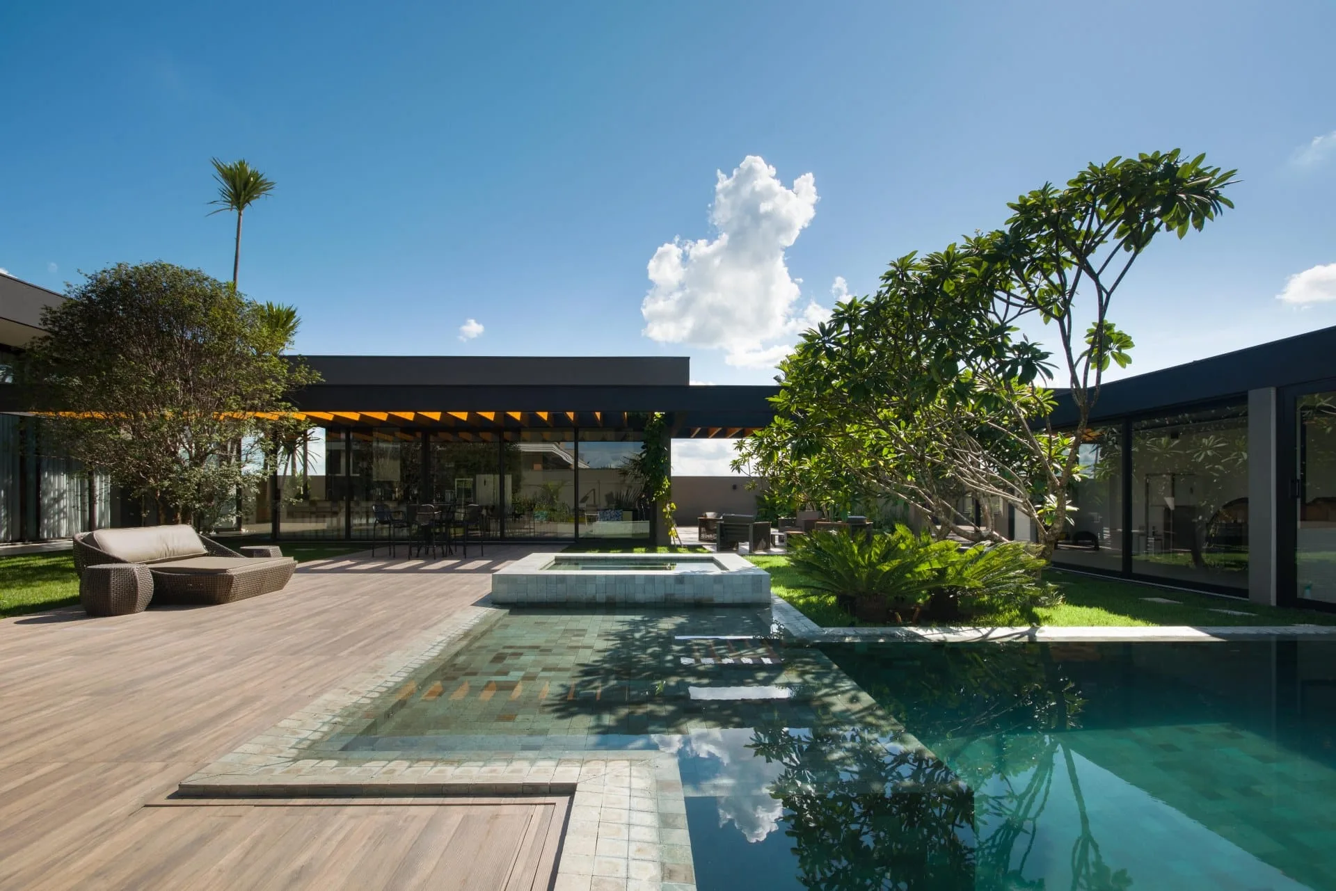 Área externa com piscina.