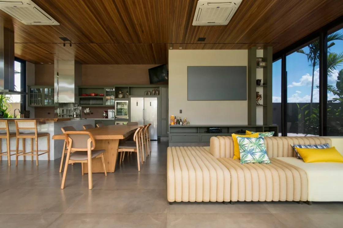 Sala de estar com paredes envidraçadas.