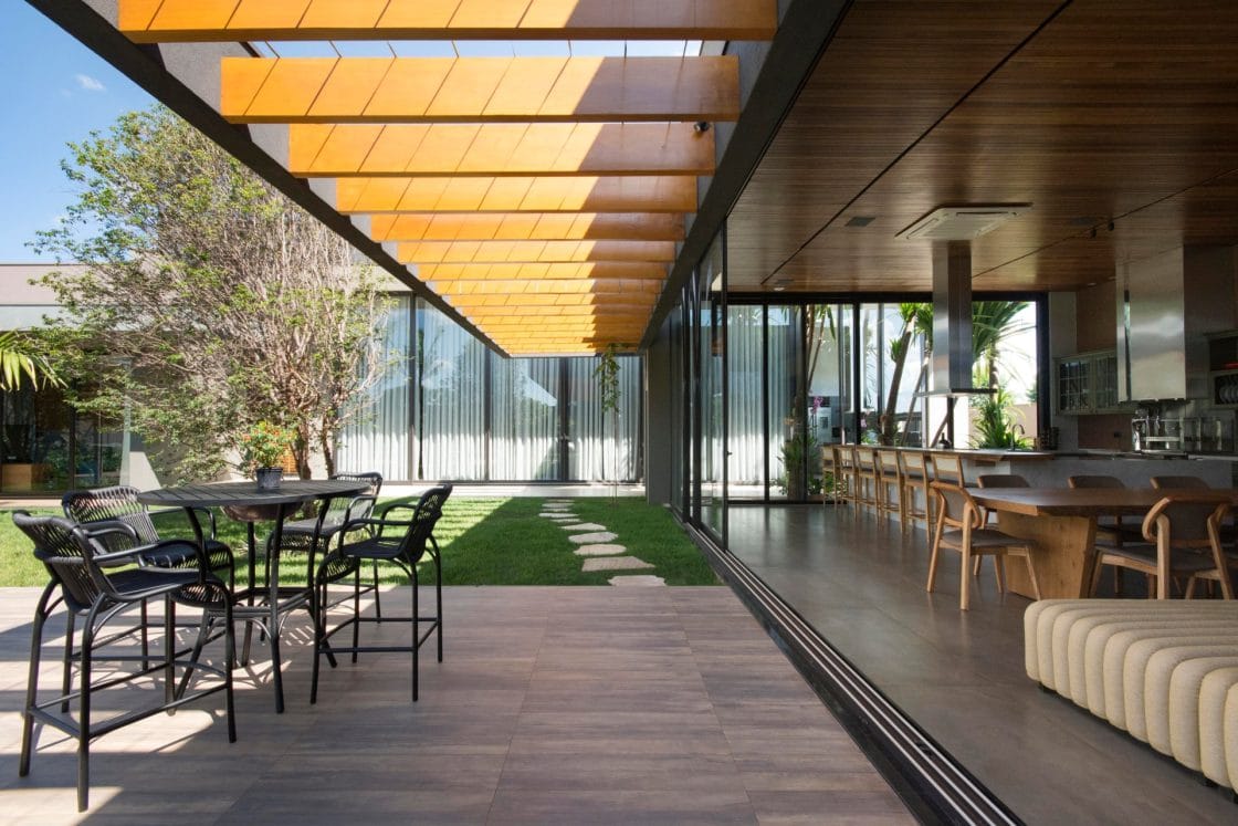 Área externa de casa de alto padrão.