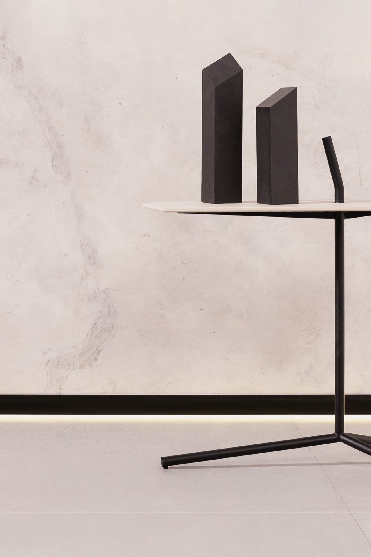 Rodapé invertido Finiture possuí geometria que facilita a limpeza e evita o acúmulo de sujeiras (Projeto: Portobello)