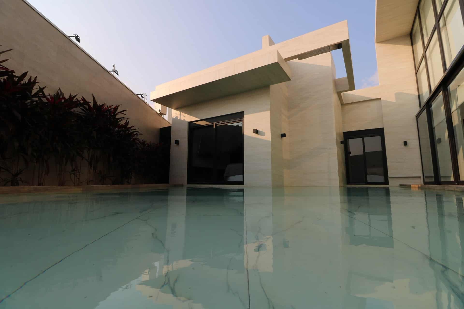 Tanque com revestimento branco ganha amplitude (Projeto: Paulo de Tarso)