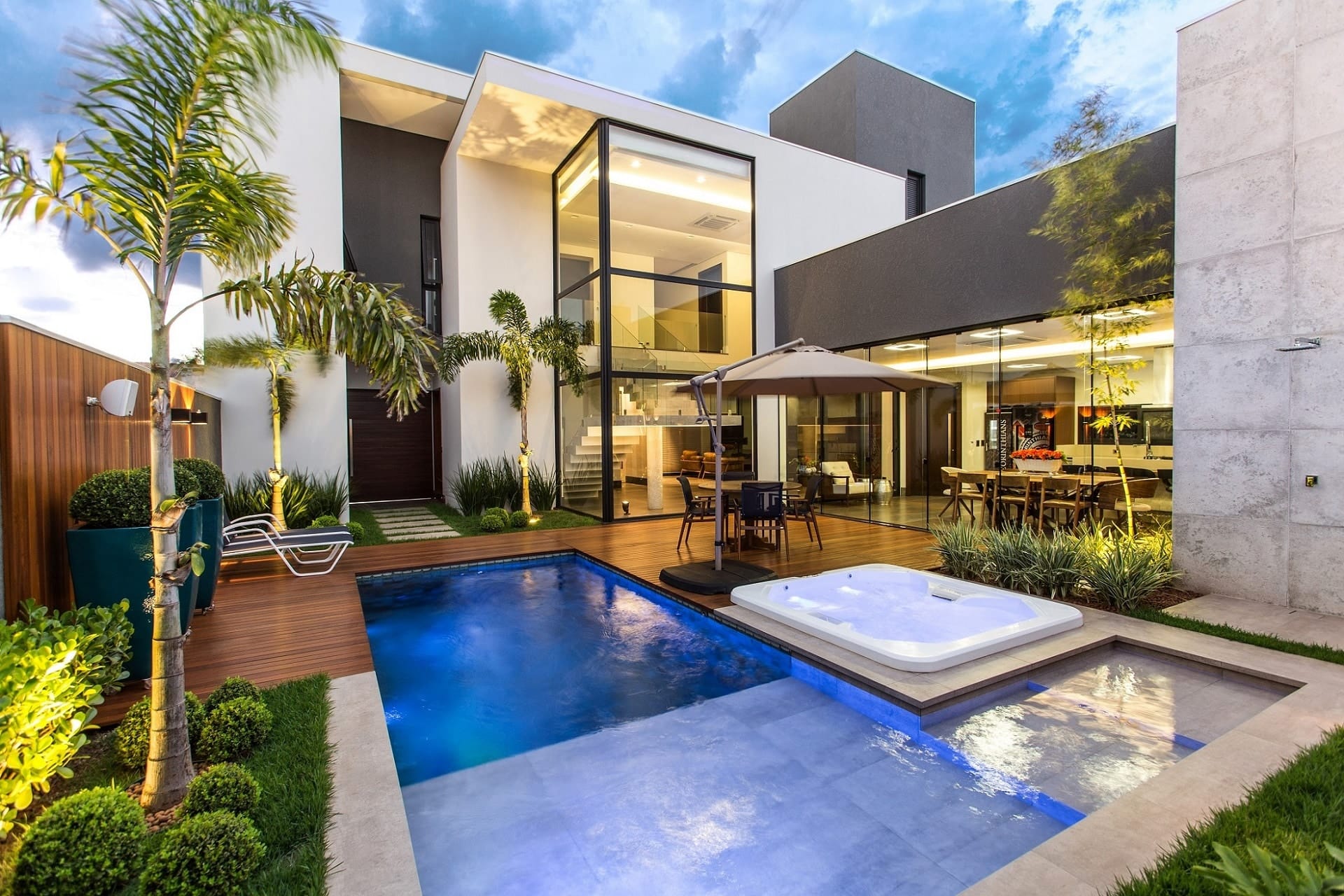 Cinza é cor elegante para tanque de piscina (Projeto: Edgar Monteiro)