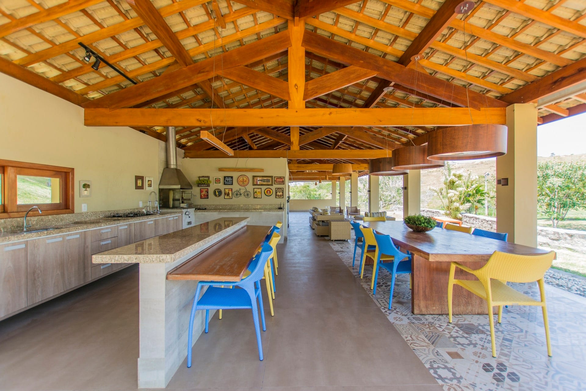 Apesar de ampla, a área gourmet mantém a ideia de acolhimento e reunião (Projeto: Cardoso Chouza Arquitetos / Foto: Pemón Chouza)