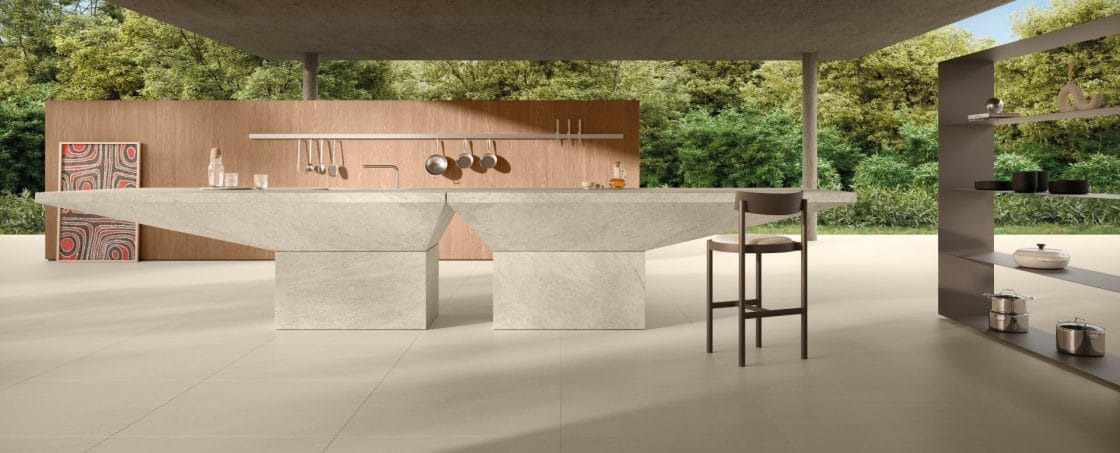 Uma das vantagens do porcelanato amadeirado é poder utilizá-lo em áreas molhadas (Projeto: Portobello S.A.)