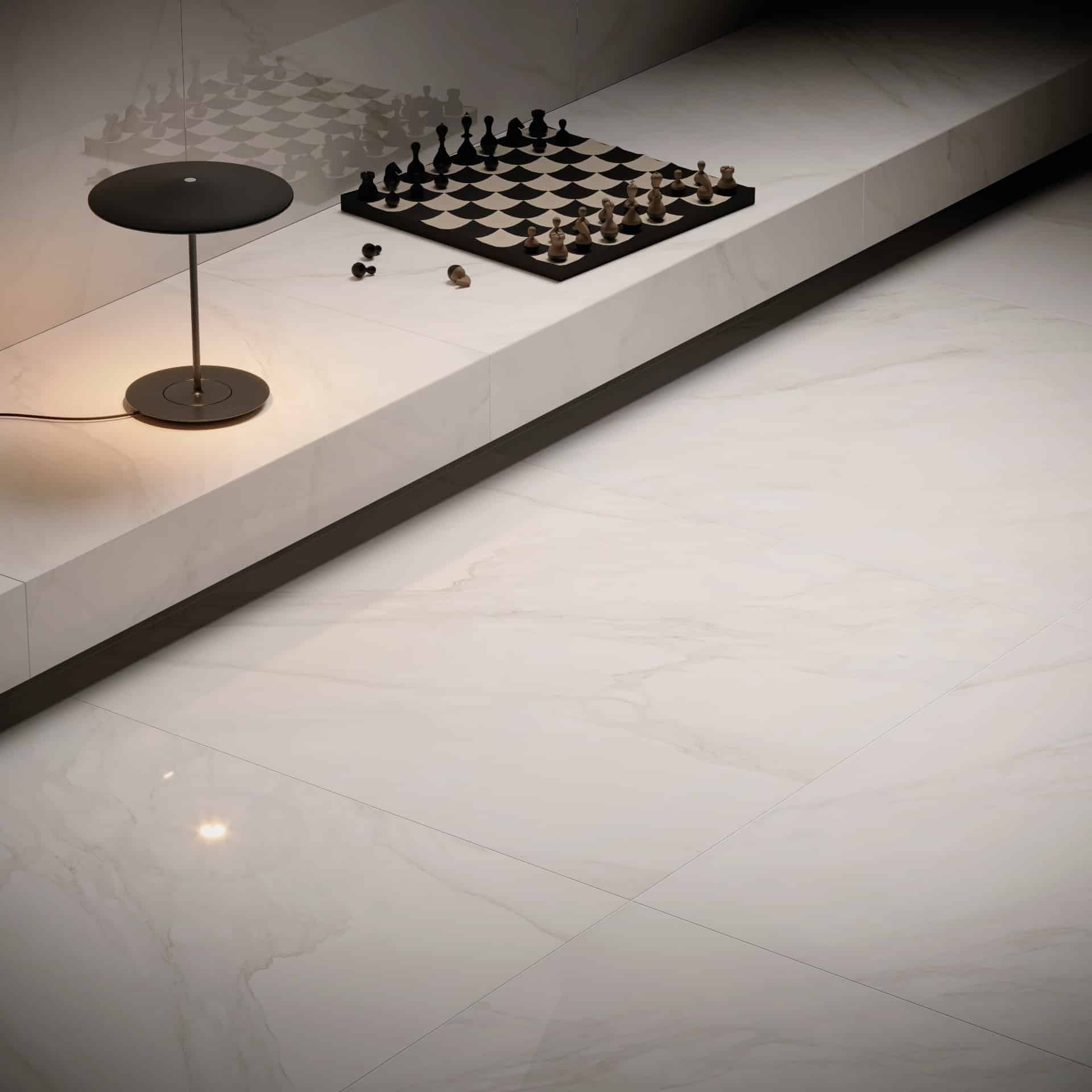 Piso em porcelanato que reproduz mármore carrara. Há uma mesinha e um tabuleiro de xadrez