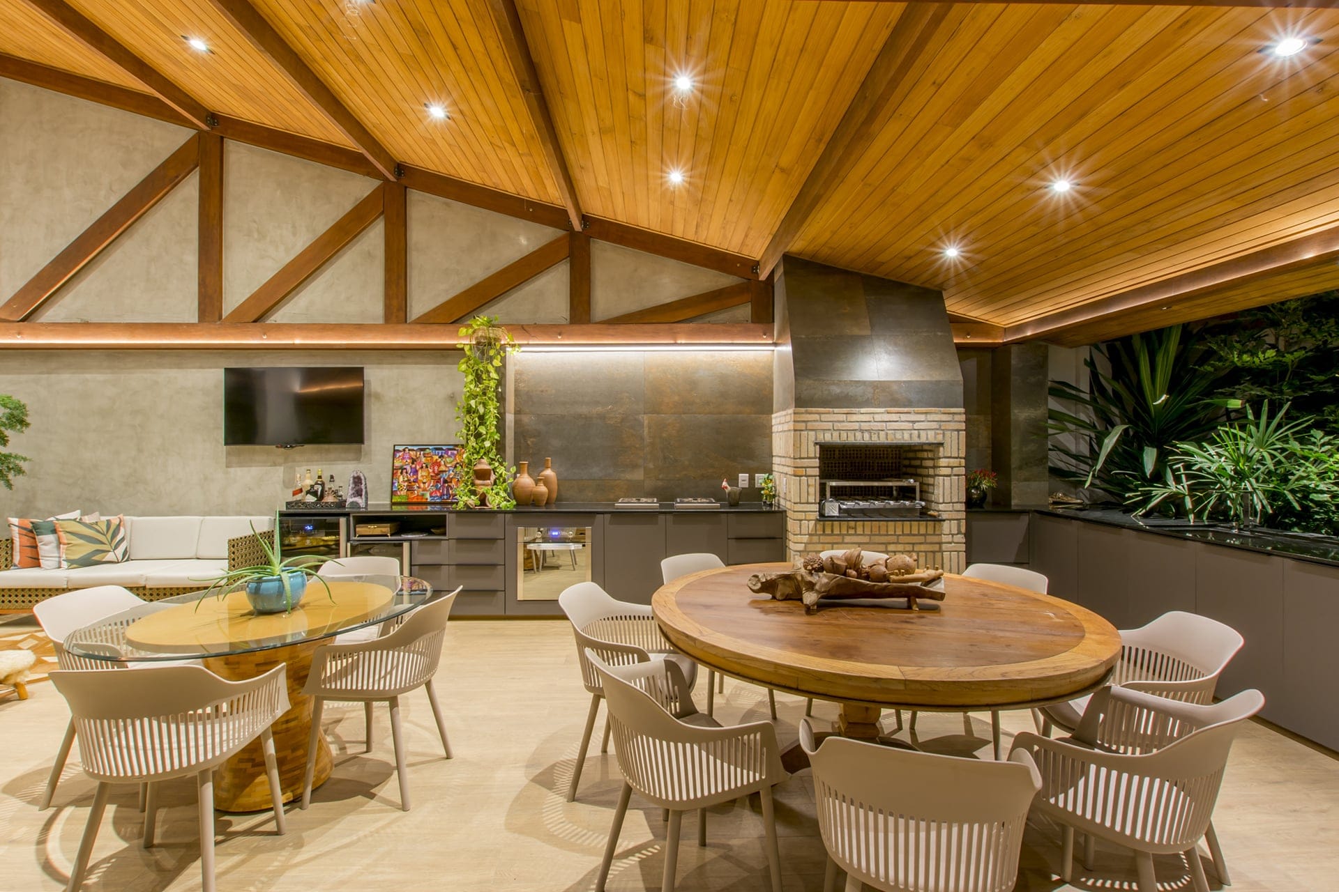 Projeto aconchegante de cozinha e área gourmet integradas.