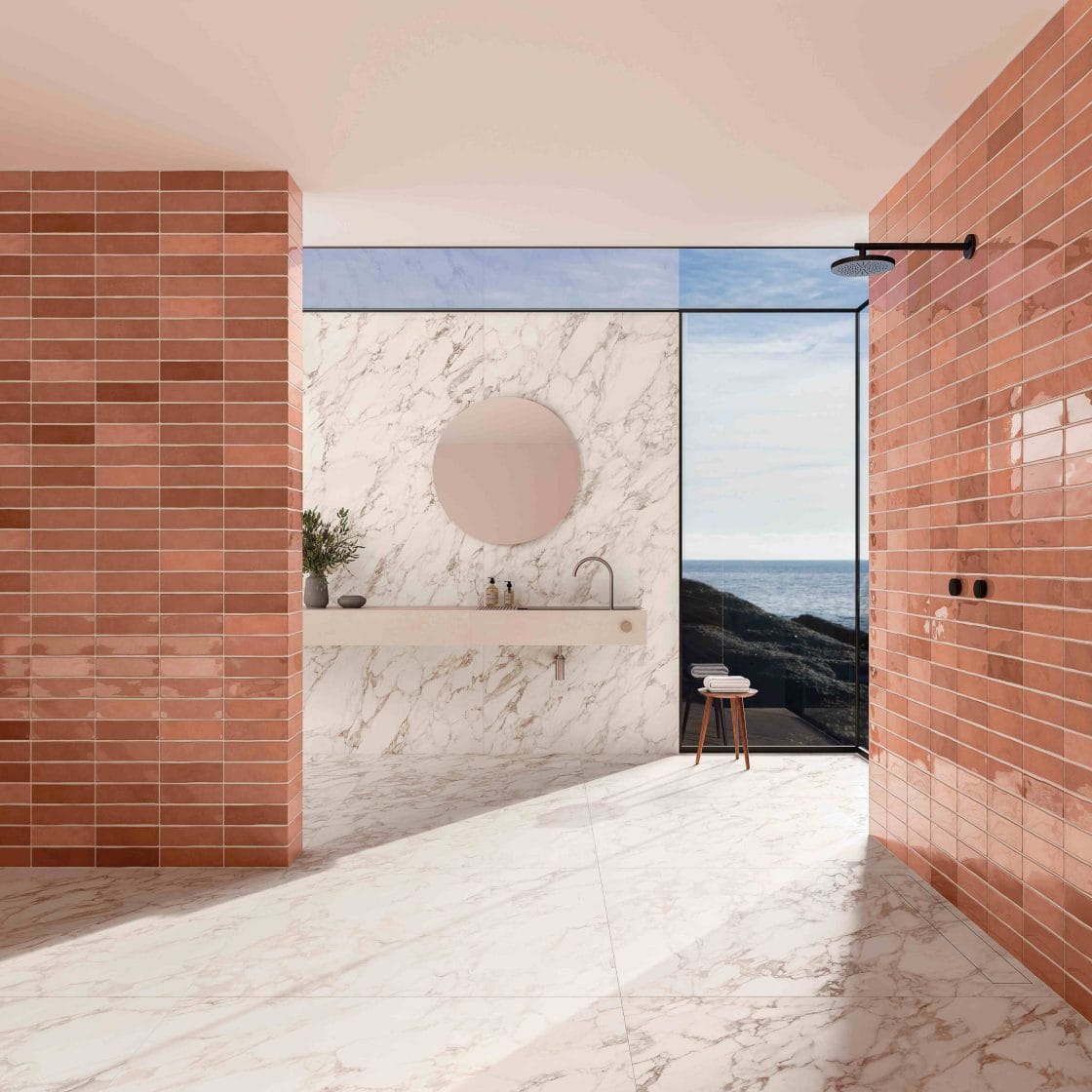 O revestimento destonalizado Highlands pode decorar banheiros marmorizados em porcelanato (Projeto: Portobello)
