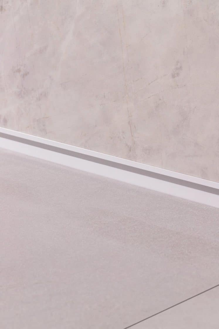 Um dos diferenciais do rodapé invertido da Portobello é a possibilidade de instalar LED para uma iluminação suave e moderna (Projeto: Portobello)