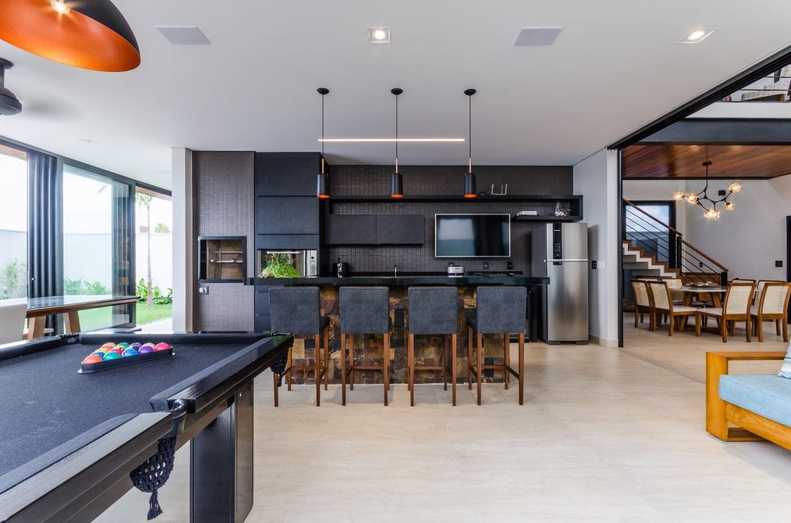 É preciso tomar certos cuidados com a limpeza do porcelanato durante e após a obra (Projeto: Ágape Arquitetura)
