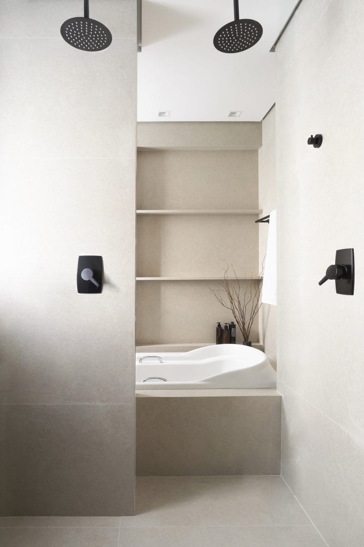 Piso do banheiro deve ter acabamento natural. Nas paredes, é possível usar porcelanato polido (Projeto: Thabata von Söhsten / Foto: Carolina Mossin)