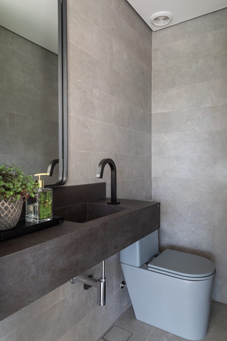 Officina Portobello oferece módulos de bancada de porcelanato para banheiro já prontos (Projeto: Giselle Macedo & Patricia Covolo)