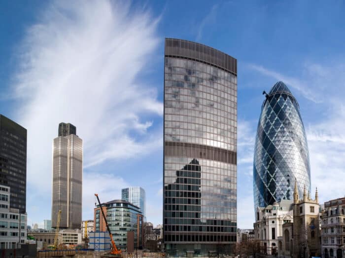 30 St Mary Axe (à direita) é um dos seus projetos mais marcantes