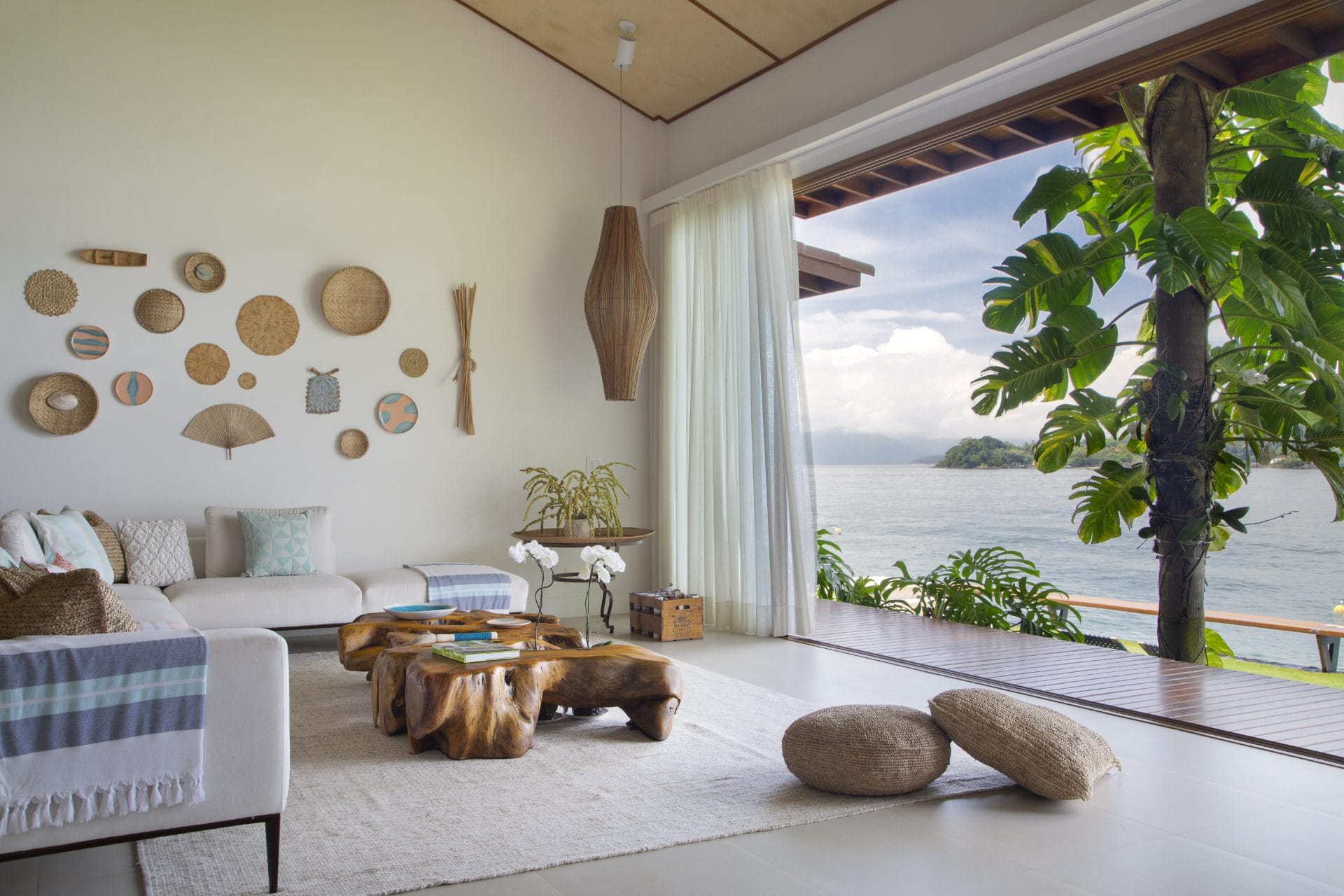 Revestimentos para casa de praia precisam ser duráveis, resistentes e práticos, como porcelanato. (Projeto: Amanda Miranda)