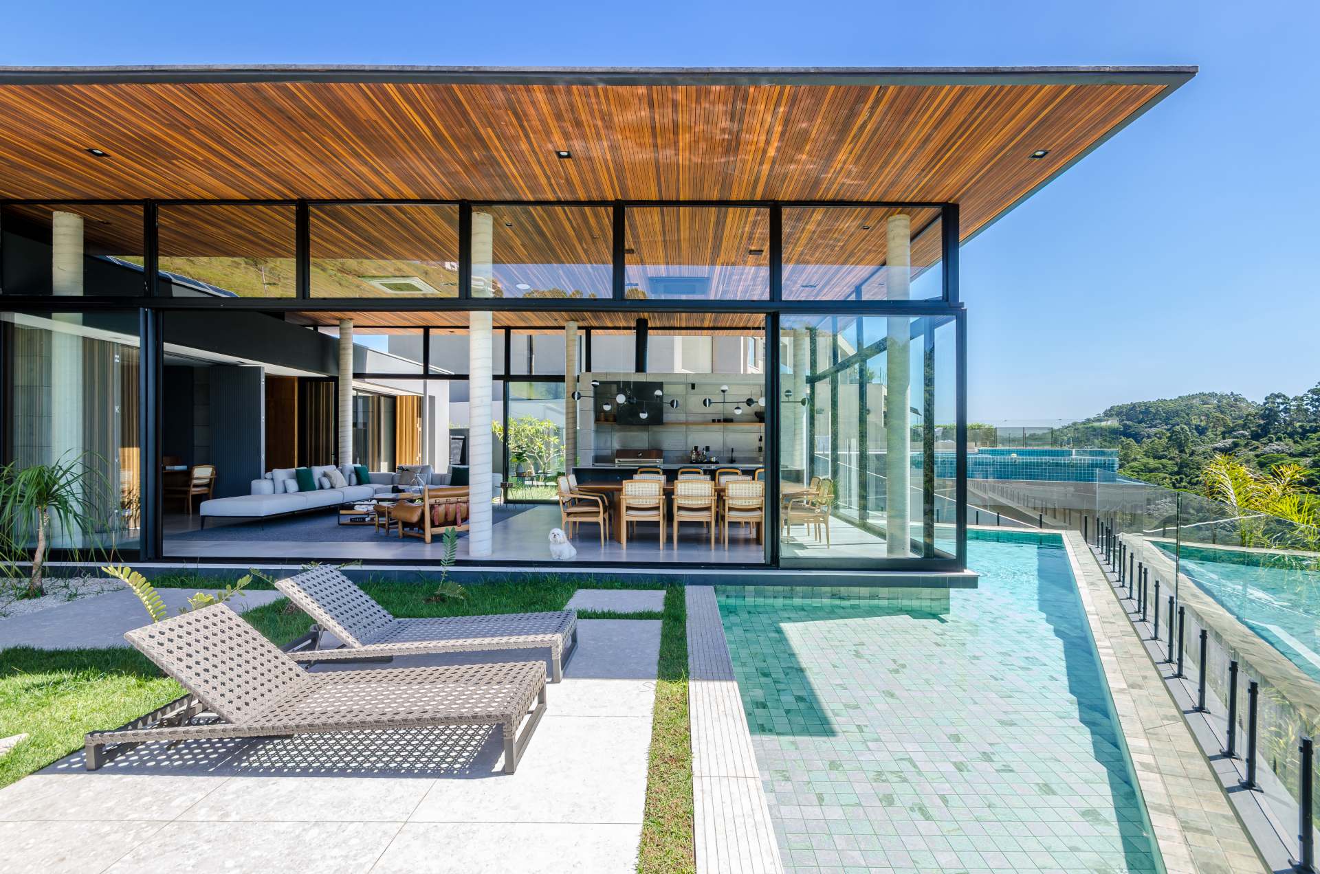 Projeto arquitetônico valoriza a bela paisagem do terreno onde a obra foi construída (Projeto: Otta Albernaz Arquitetura)