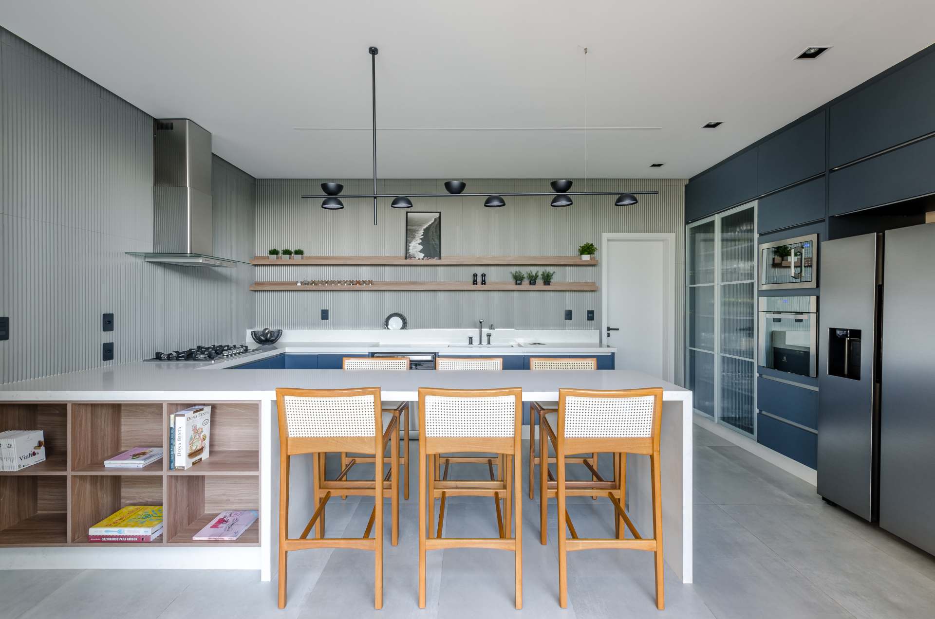 A claraboia leva a iluminação natural para dentro do banheiro