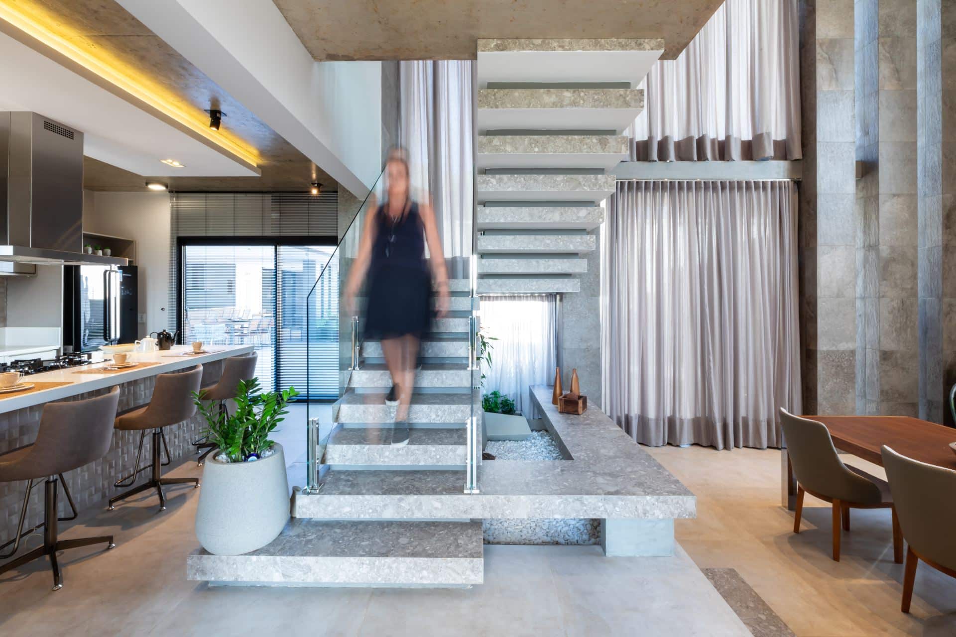 Funcional, escada também traz mais charme ao design de interiores (Projeto: Sussiane Cardoso)
