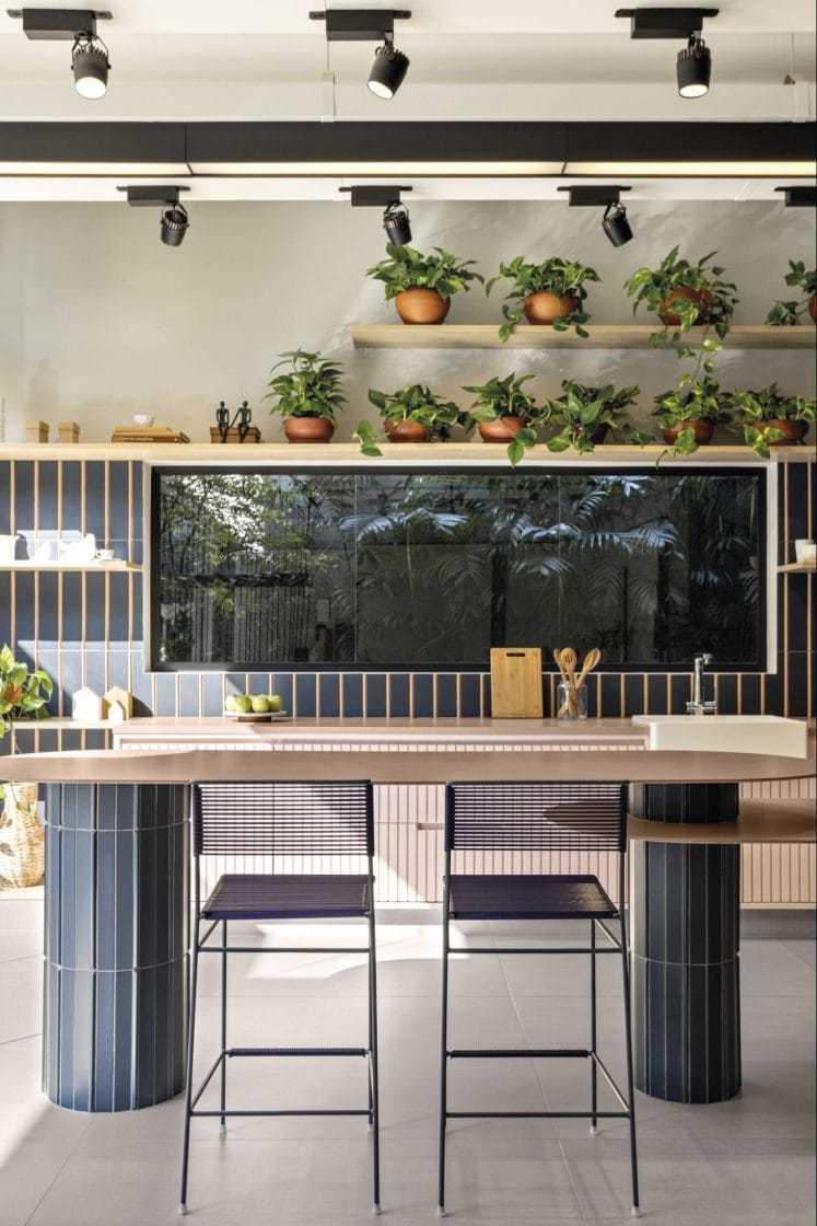 Solução leve para a ilha, com colunas e tampo slim.