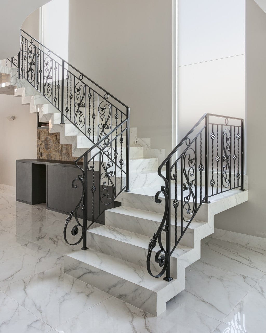 Escada revestida com porcelanato marmorizado é um clássico nos projetos de decoração (Projeto: Márcia Meluci)