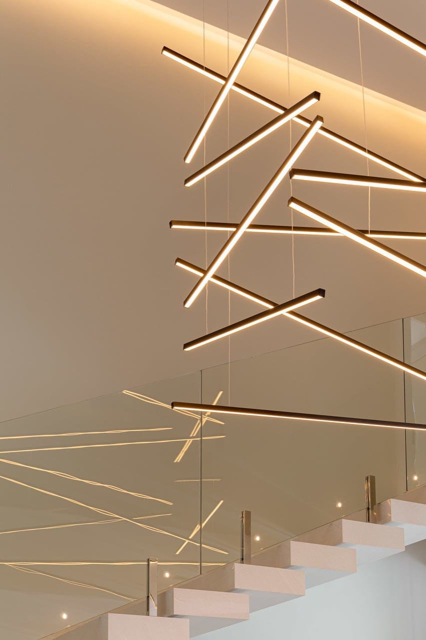 Corrimão espelhado prolonga efeito da luminária (Projeto: Bruno Brandini)