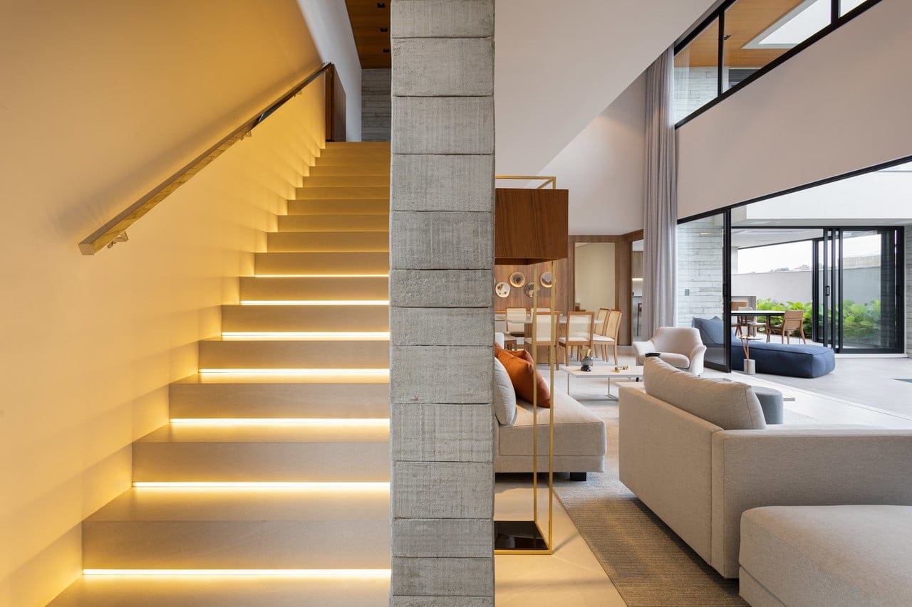 Lâmpadas embutidas na escada trazem uma forma inusitada de iluminar o local (Projeto: Artemis Fontana Arquitetura)