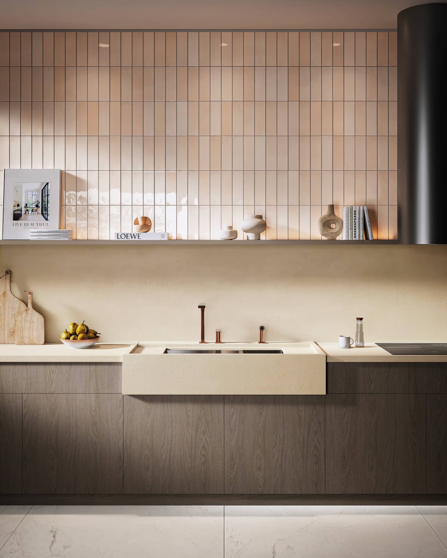 Cozinha com revestimentos nudes acima do backsplash