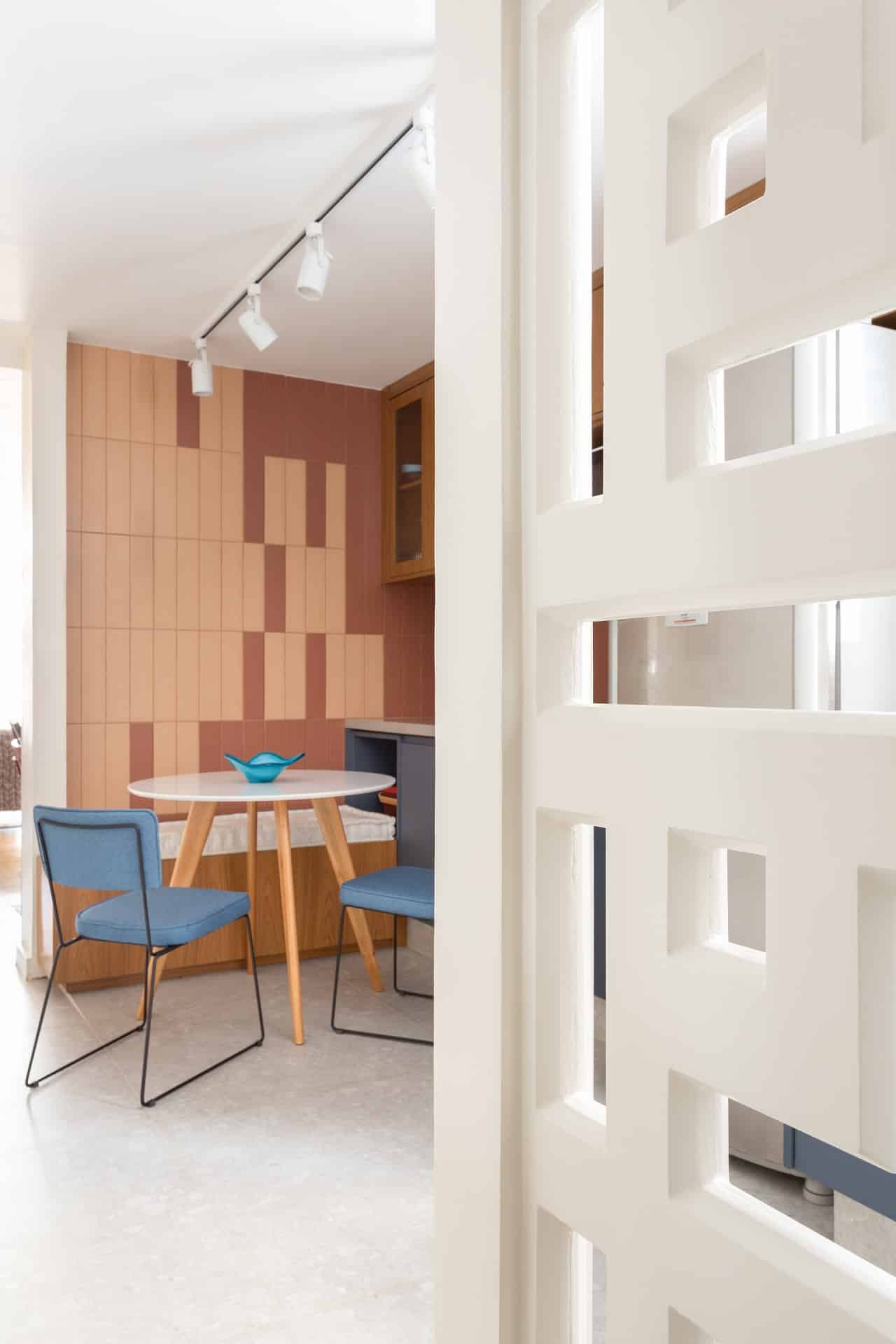 Detalhe de cozinha com revestimentos em tons alaranjados