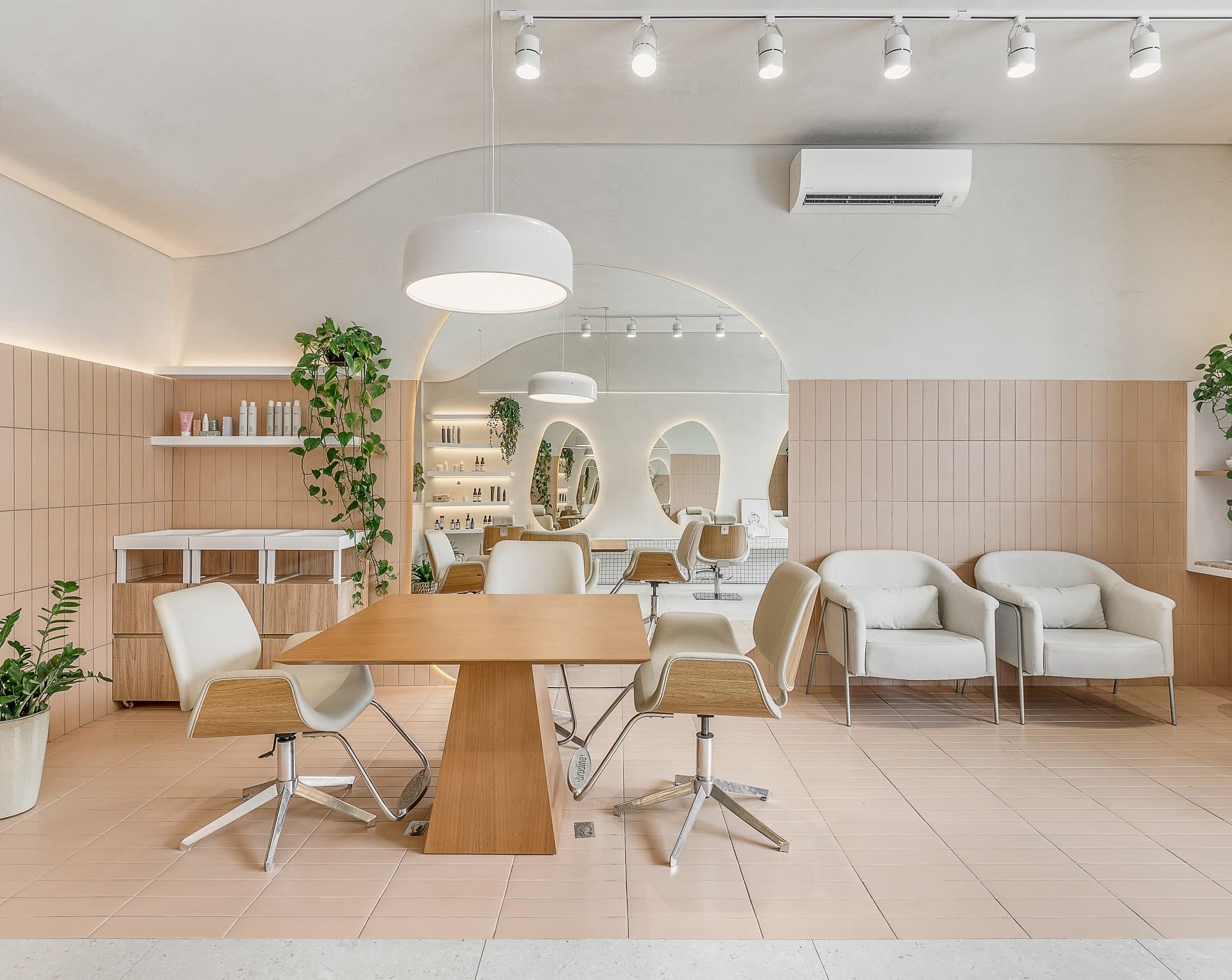 Escritório em tons de branco e pêssego