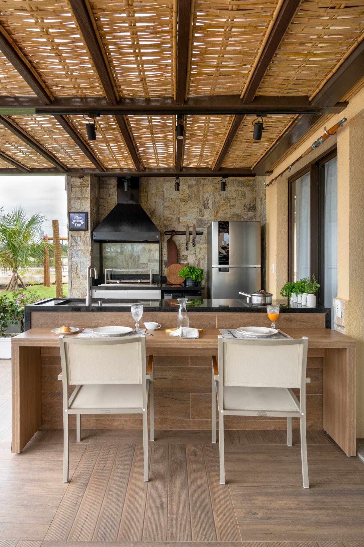 Porcelanato leva aparência da madeira com mais praticidade para área externa