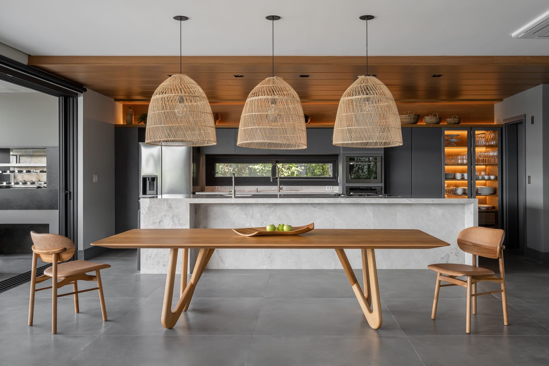 Cozinha de casa de praia com detalhes em madeira e artesanato