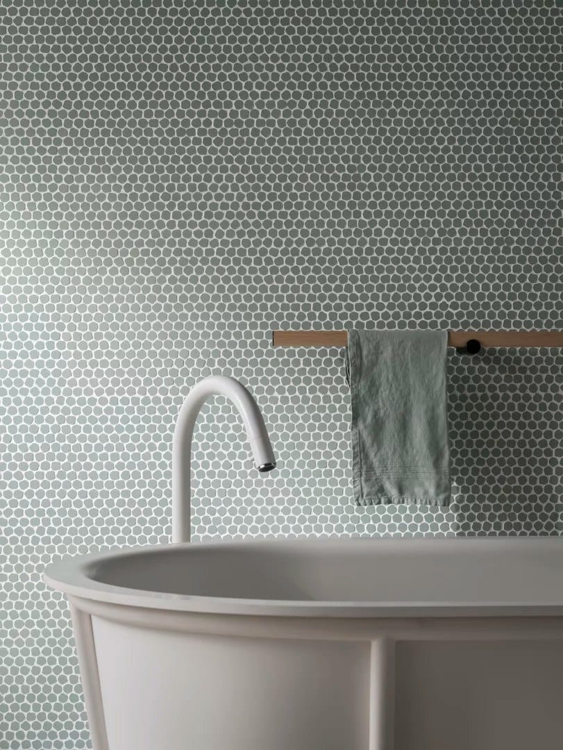 Para banheiros contemporâneos, a pastilha pode ter formato redondo em tom pastel (Projeto: Portobello)