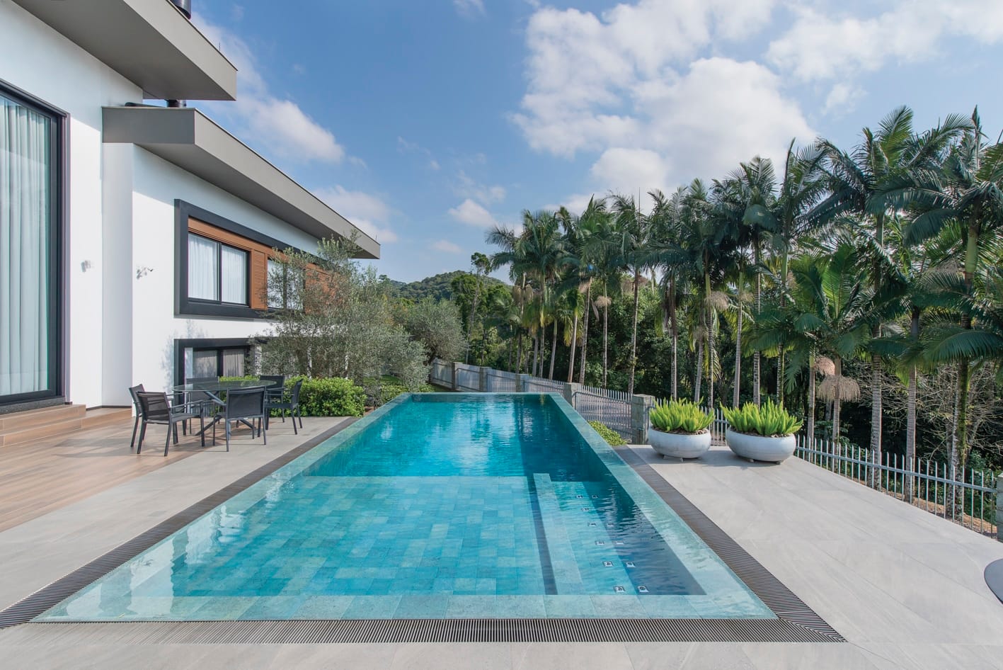 Área externa com piscina e paisagismo