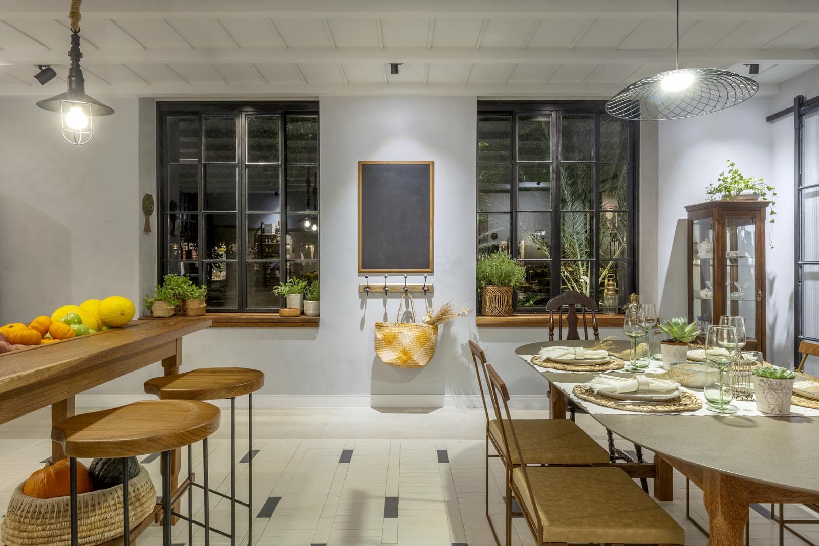 Materiais como madeira e ferro estão entre os clássicos do estilo campestre (Projeto: Ângela Villar Nogueira Paes Cambraia / Foto: Edgard César)