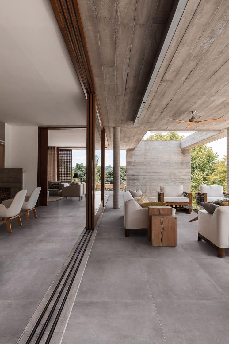 Ambiente in and out com materiais como concreto e madeira (Projeto: Portobello)