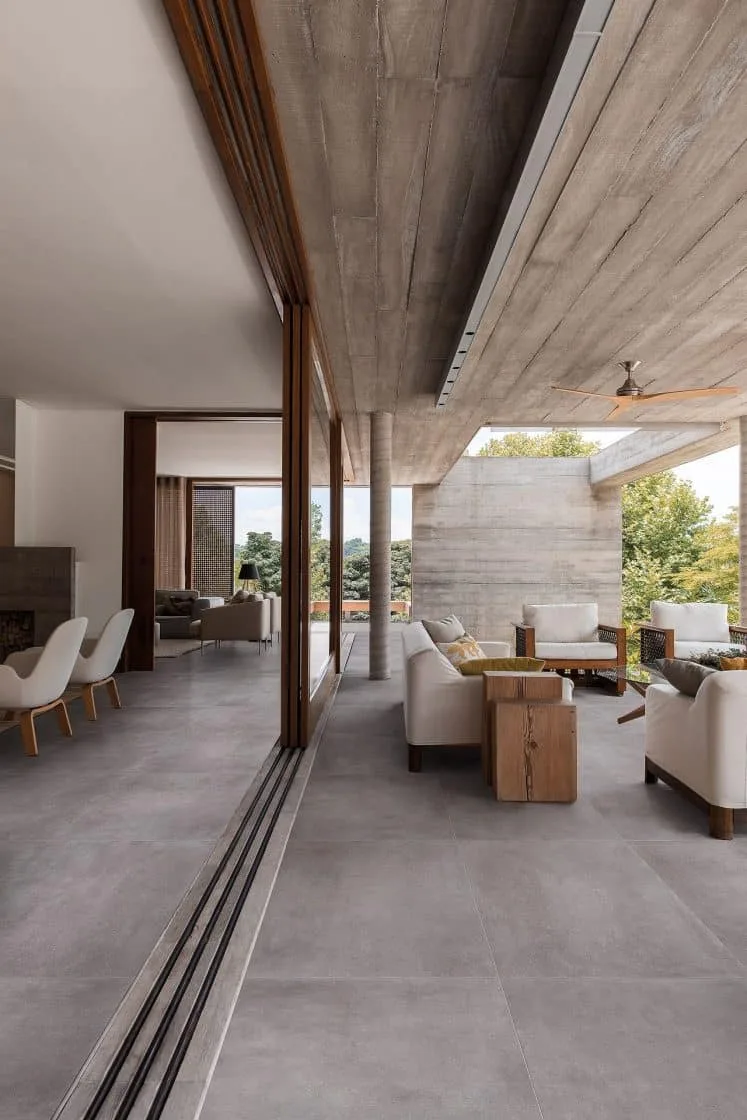 Ambiente in and out com materiais como concreto e madeira (Projeto: Portobello)