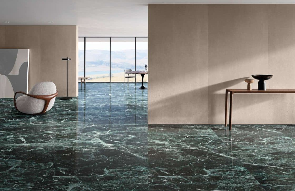 Sala ampla e minimalista com piso em mármore verde (Projeto: Portobello)