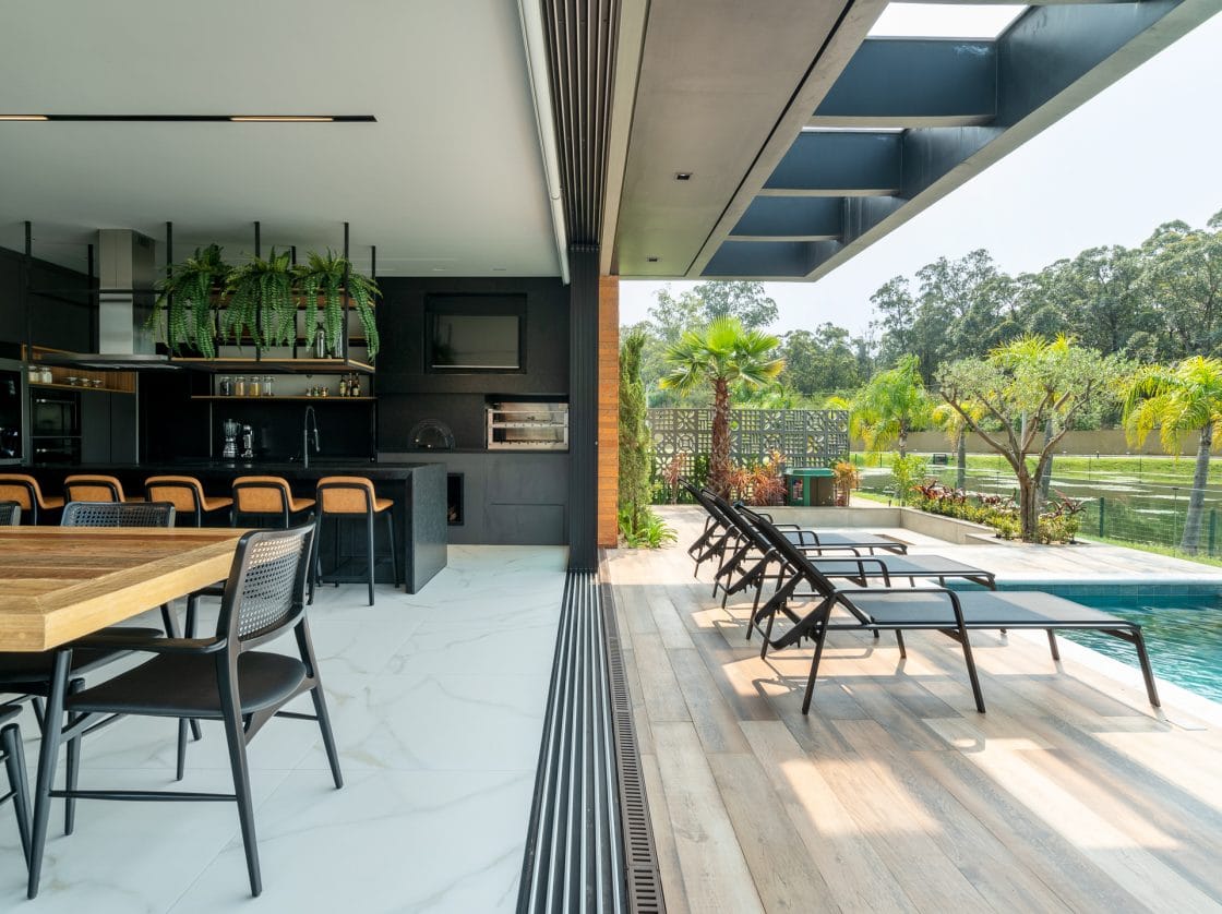 O piso área externa pode ter inspiração nos materiais naturais, como a madeira e o mármore, trazendo aconchego e praticidade para seu ambiente (Projeto: Frame Arquitetura LTDA)