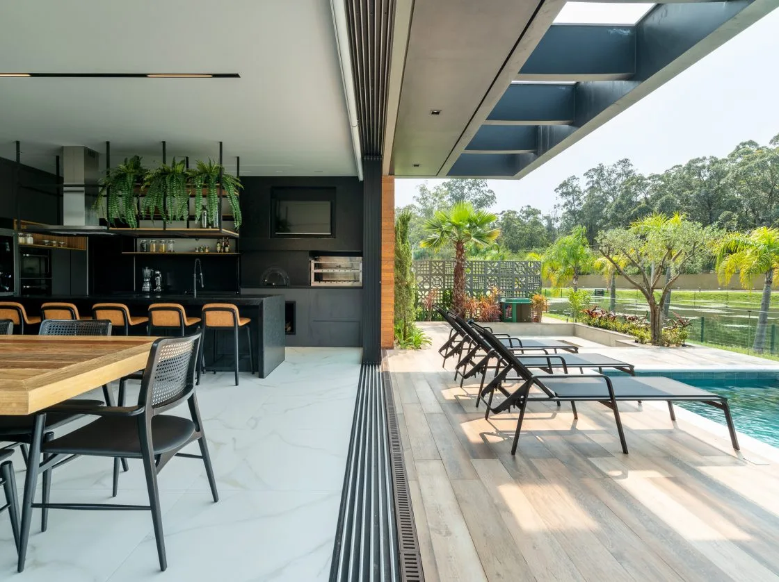 O piso área externa pode ter inspiração nos materiais naturais, como a madeira e o mármore, trazendo aconchego e praticidade para seu ambiente (Projeto: Frame Arquitetura LTDA)