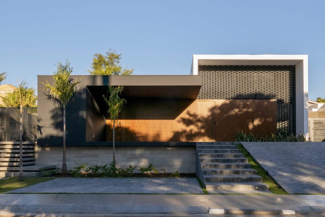 Casa com fechada moderna, com destaque para cobogós (Projeto: Bia Guedes)